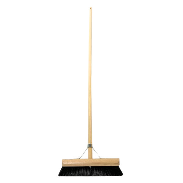 Kehrbesen mit Holzstiel