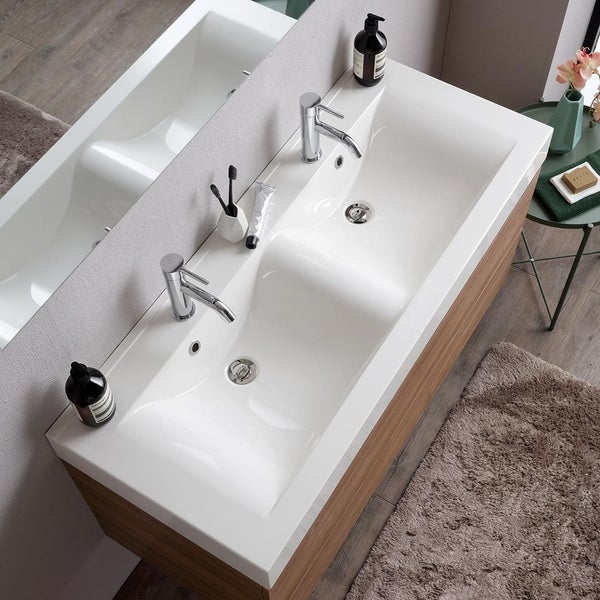 Doppelwaschtisch im Badezimmer mit Armaturen und Badaccessoires