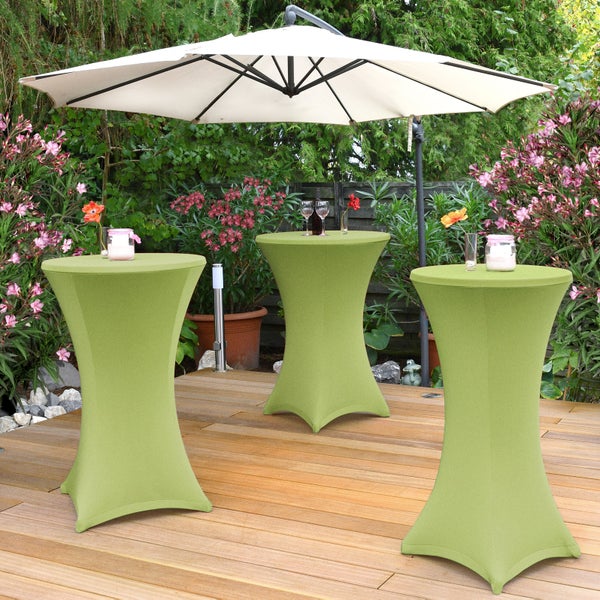 Szene mit drei Stehtischen mit Hussen und einem Sonnenschirm im Garten.