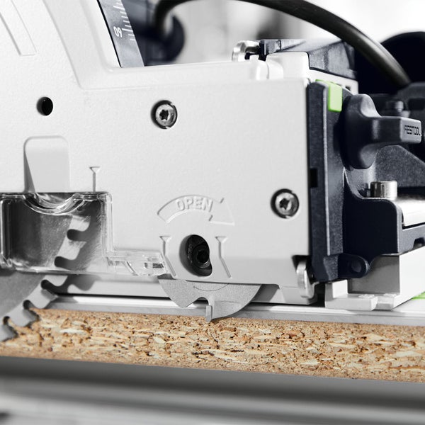 Detailaufnahme einer Tauchsäge beim Sägen von Holz