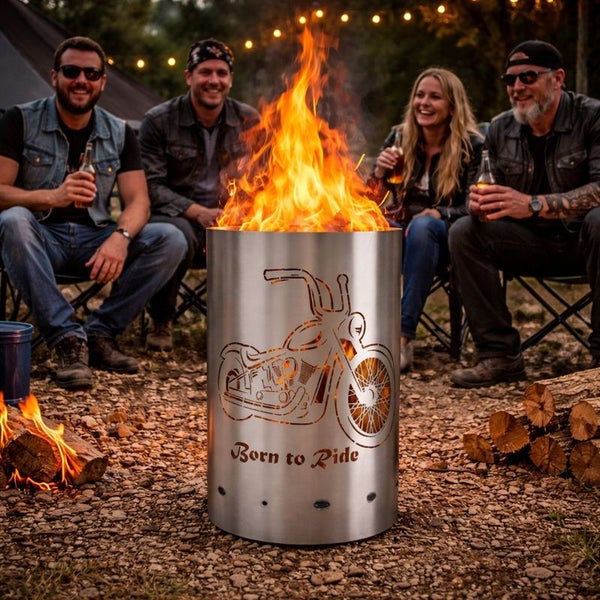 Feuerstelle aus Metall mit Motorrad-Motiv und dem Schriftzug Born to Ride vor einer Gruppe von Personen