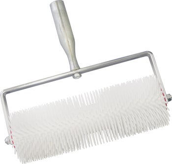 Stachelwalze zur Entlüftung von Bodenbeschichtungen mit Metallbügel und Kunststoffstacheln.