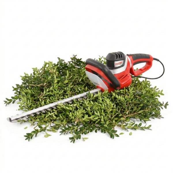 Heckenschere auf einem Haufen von Buchsbaumblättern