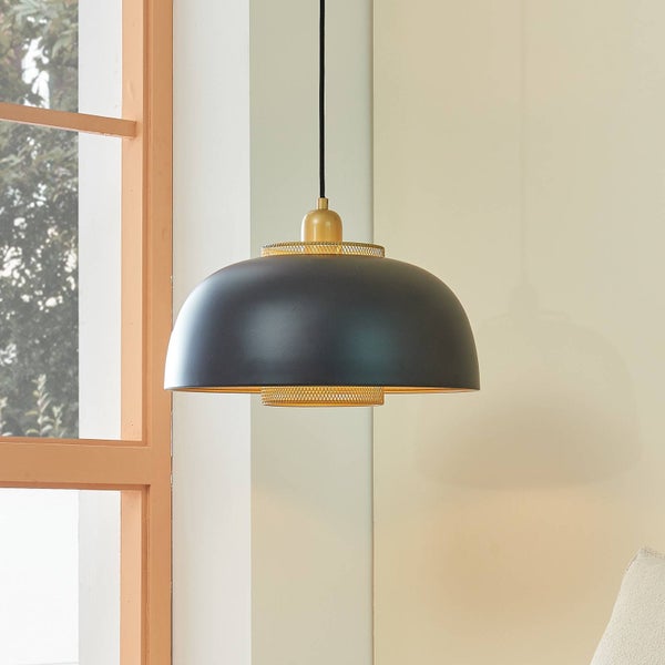 Pendelleuchte mit schwarzem kuppelförmigem Metallschirm und goldfarbenen Gitterelementen.