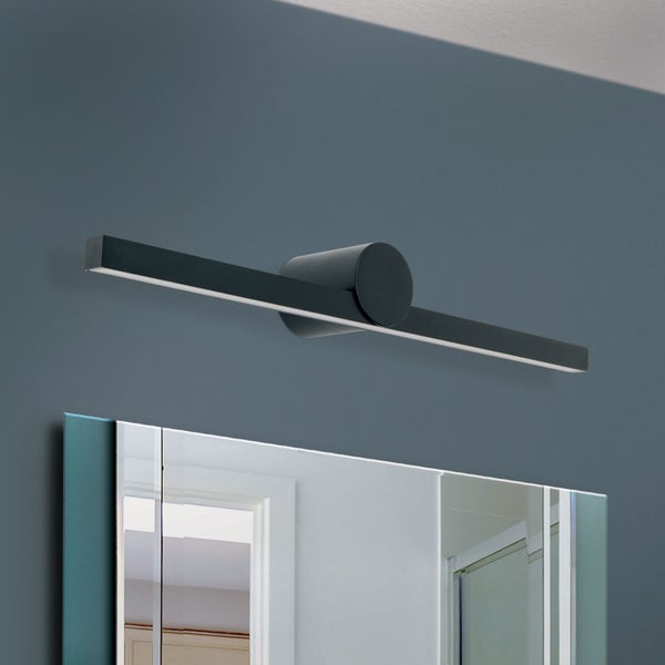 Moderne LED Spiegelleuchte mit linearer Bauform für die Wandmontage über dem Badezimmerspiegel.