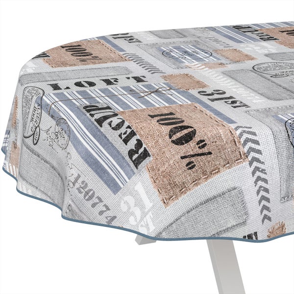 Tisch mit dekorativer Tischdecke im Patchworkstil