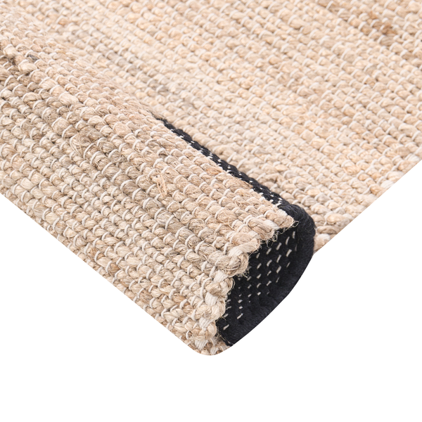 Gewebter Teppich aus Naturfasern mit rutschhemmender Rückseite.