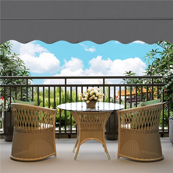 Balkonszene mit Tisch, zwei Stühlen und Pflanzen