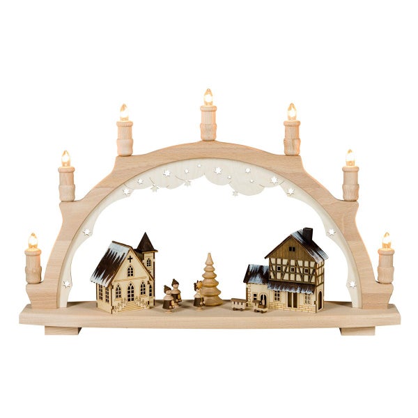 Beleuchteter Schwibbogen aus Holz mit winterlicher Szene inklusive Kirche und Fachwerkhaus.
