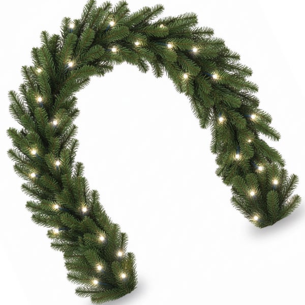 Detailaufnahme eines Weihnachtsbaums aus Polyethylen mit dem Siegel Deutscher Händler und dem Nyvi Logo.