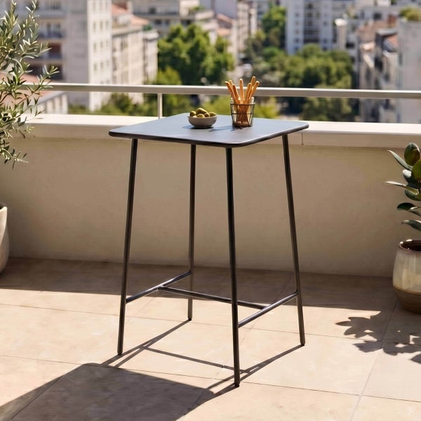 Quadratischer Stehtisch aus Metall auf einem hellen, organisierten Balkon mit Stadtblick.