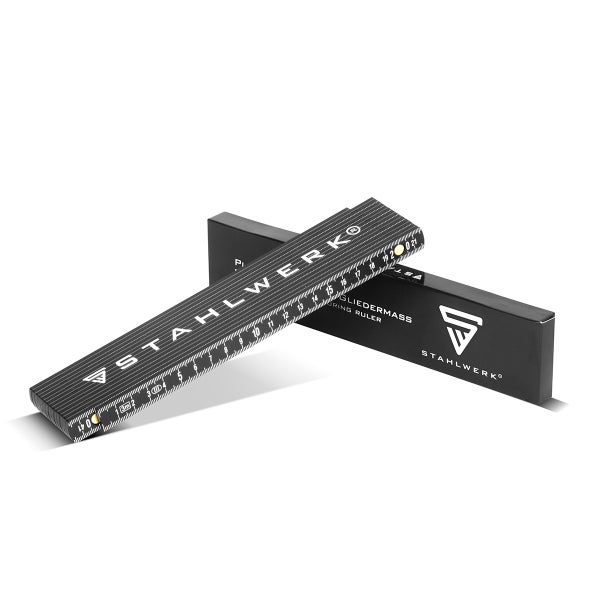 Stahlwerk Gliedermassstab in Schwarz mit weisser metrischer Skala und Stahlwerk Logo inklusive Verpackung.
