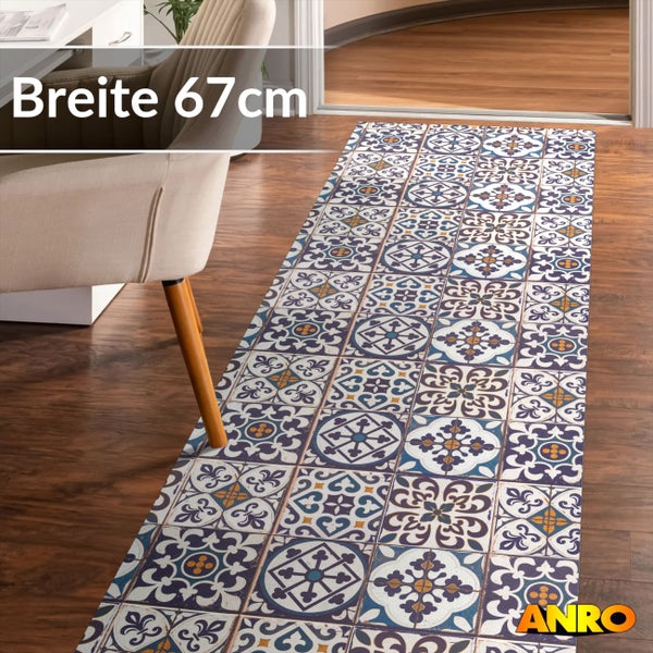 Teppichläufer mit mediterranem Fliesenmuster in einem hellen Raum auf Holzfußboden. Breite 67 Zentimeter. ANRO Logo.