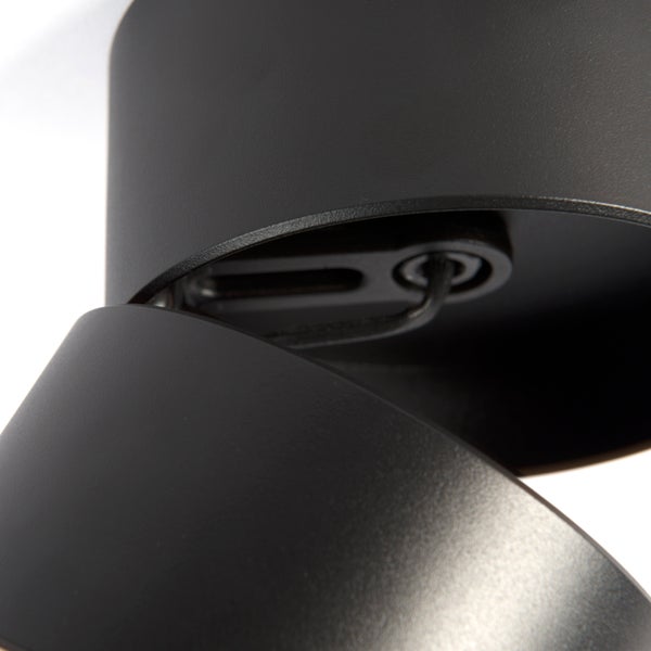 Nahaufnahme des Gelenkmechanismus und der internen Verkabelung eines mattschwarzen zylindrischen Strahlers.