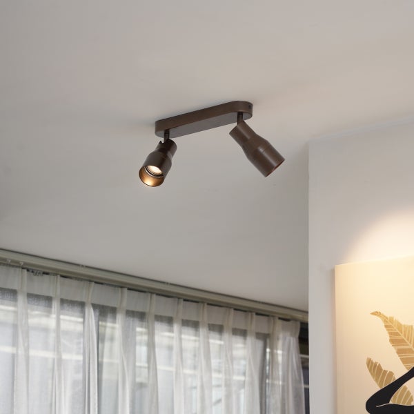 Deckenleuchte mit zwei Strahlern im Innenraum