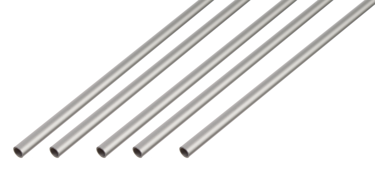Fünf runde Aluminiumrohre nebeneinander