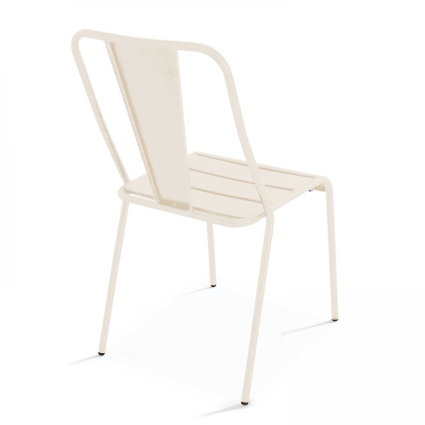 Stapelbarer Gartenstuhl aus Metall in Cremeweiß mit Latten-Sitzfläche und hoher Rückenlehne.