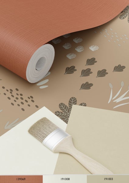 Tapetenrolle mit Blattmuster, Farbfelder und Pinsel