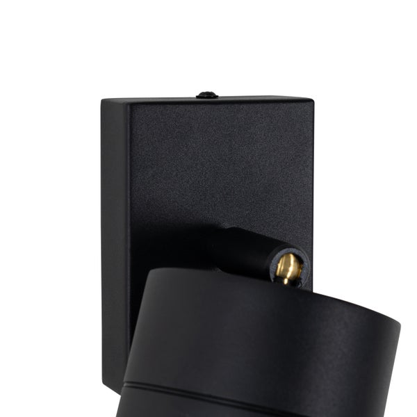 Moderner Wandstrahler aus schwarzem Metall mit rechteckiger Wandhalterung und verstellbarem, zylindrischem Kopf.