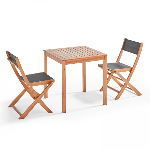 Dreiteiliges Balkonset aus Holz mit einem quadratischen Tisch und zwei Klappstühlen mit anthrazitfarbener Bespannung.