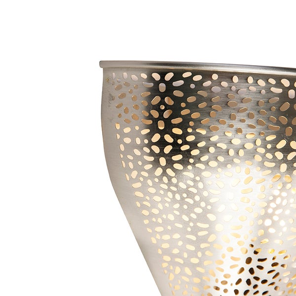Detailansicht einer silberfarbenen Lampe mit einem Muster aus gestanzten Löchern.