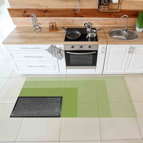 Fußmatte in einer Küche auf Fliesenboden