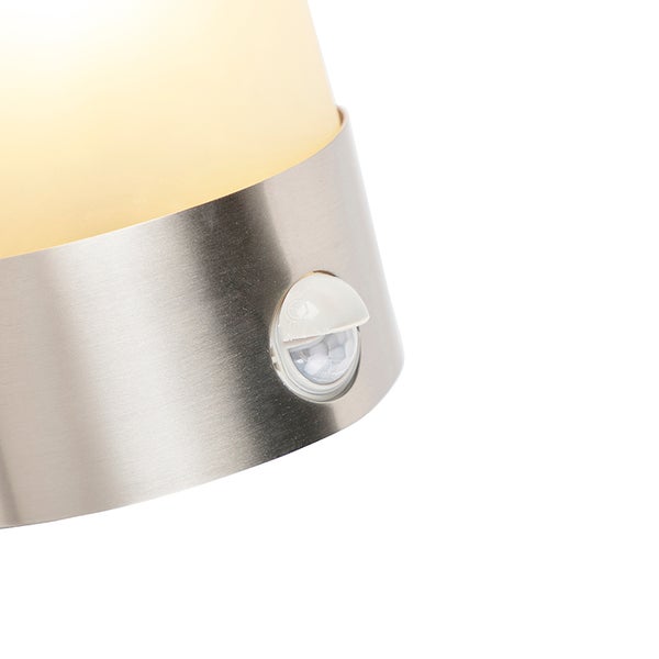 Nahaufnahme einer Außenleuchte aus Edelstahl mit integriertem Bewegungsmelder.