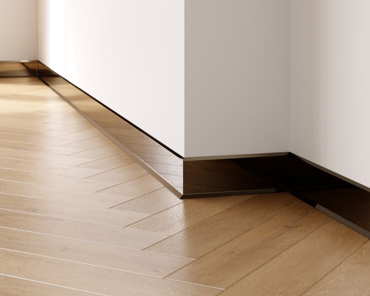 Szene mit Sockelleisten und Holzboden im Fischgrätmuster