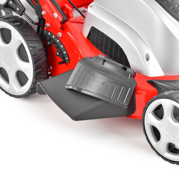 Detailansicht eines Rasenmähers mit Fangkorb und Höheneinstellung