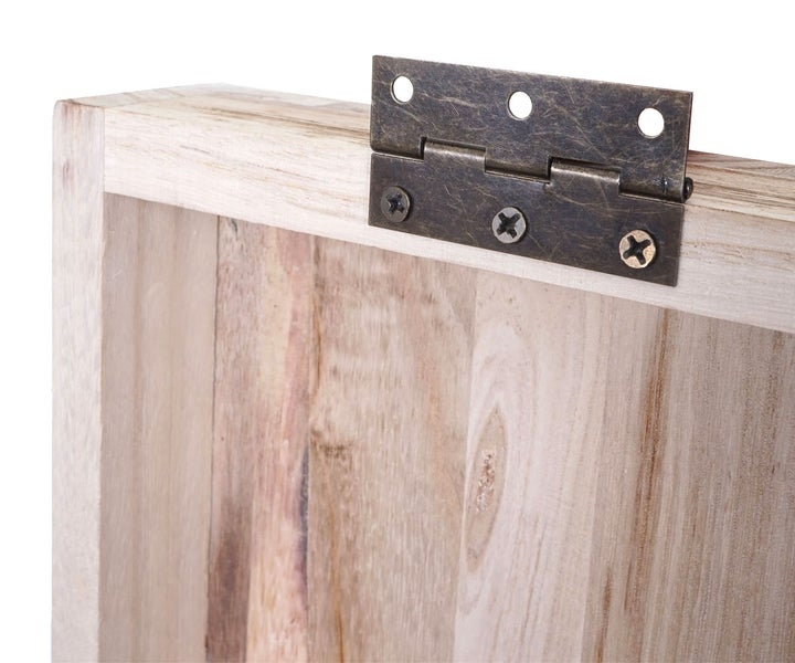 Detailansicht eines Holzmöbels mit Scharnier