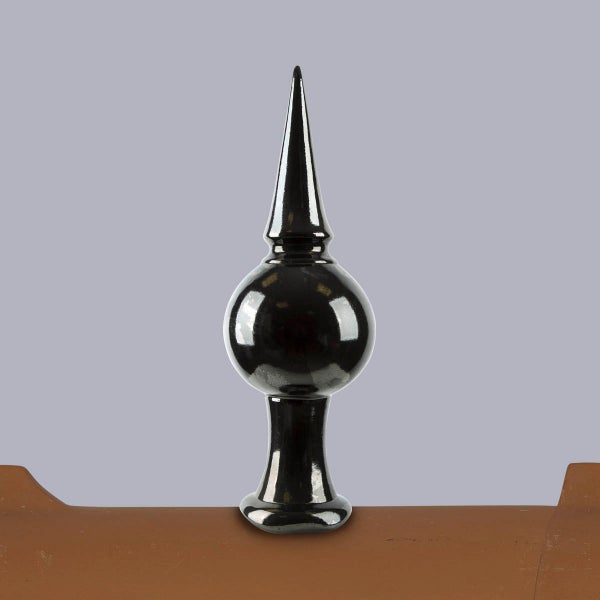 Firstschmuck aus Keramik in Schwarz glänzend, Form einer Spitze mit Kugel.