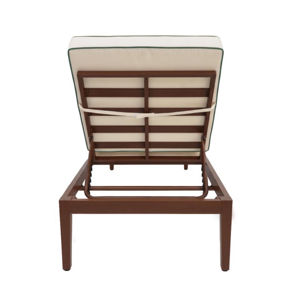 Gartenliege aus Holz mit verstellbarer Rückenlehne und Polsterauflage in der Rückansicht.