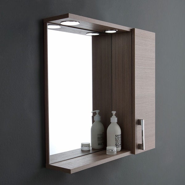 Badezimmerszene mit Spiegelschrank, Regal und Beleuchtung