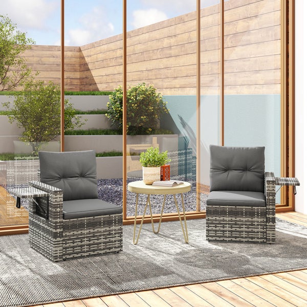 Modernes Garten-Lounge-Set auf einer Holzterrasse mit zwei Polyrattan-Sesseln, grauen Kissen, einem runden Beistelltisch und einem Teppich.