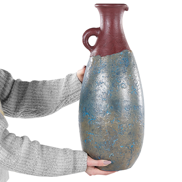 Dekorative Bodenvase aus Keramik mit strukturierter Oberfläche und einem Henkel von einer Person gehalten