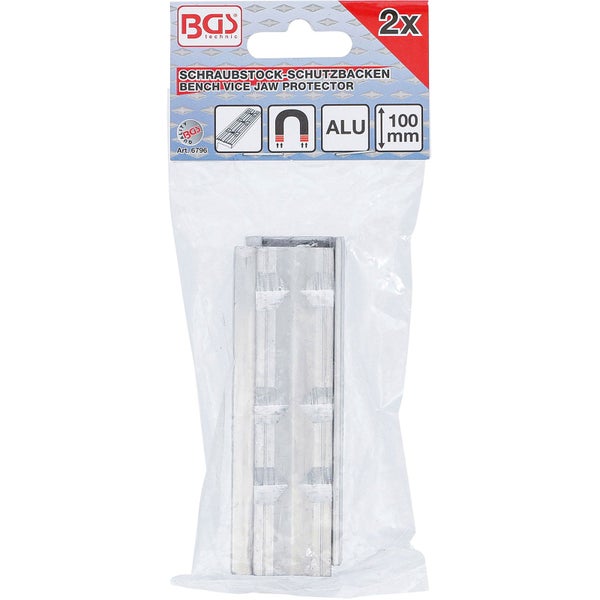 Eine Person befestigt ein Aluminiumprofil in einem Schraubstock.