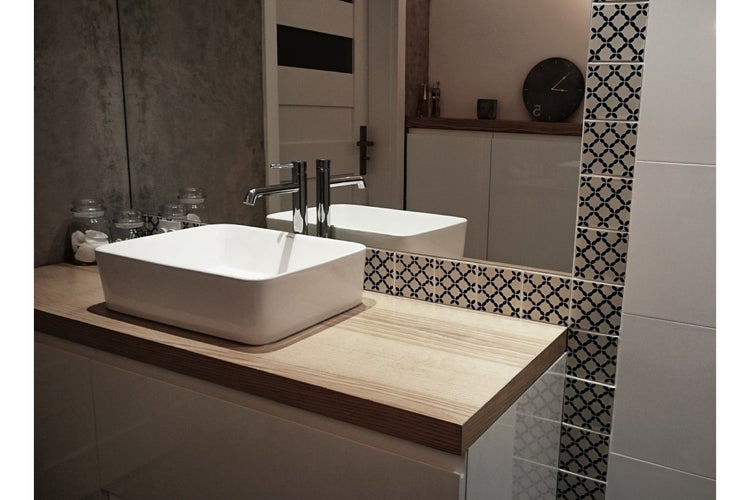 Modernes Badezimmer mit Aufsatzwaschbecken, Armatur und Spiegel