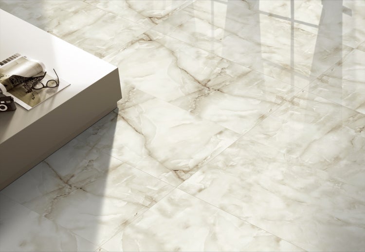 Fliesenboden mit Marmoroptik und einem kleinen Tisch