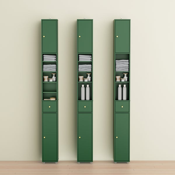 Drei grüne Badezimmerschränke mit Regalen, Schubladen und Türen zur Aufbewahrung von Handtüchern und Badezimmerartikeln