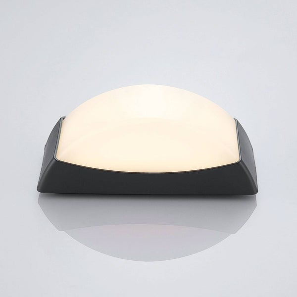 Außenwandleuchte mit weißem Diffusor und schwarzem Gehäuse, leuchtend.