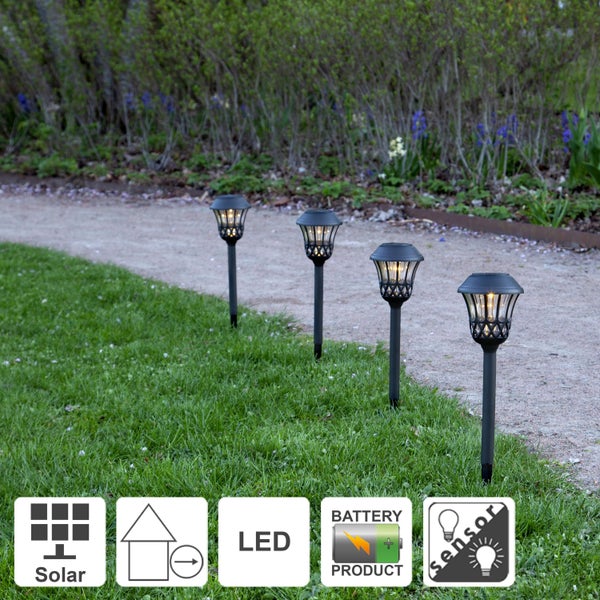 Dekorative Szene mit einem Papierstern auf einem Stuhl, Kerzen und einem Spiegel