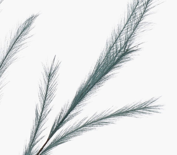 Künstliche Pflanze mit lila Blüten und grünen Blättern.