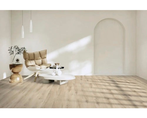 Heller Raum mit Laminatboden, Sessel und Beistelltisch