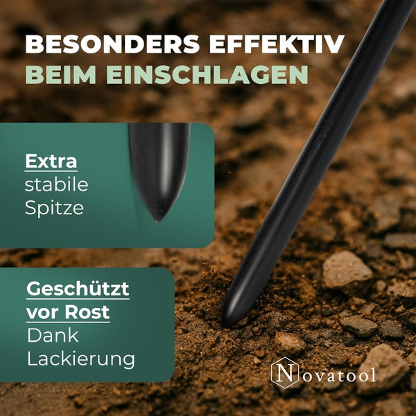 Novatool Metallpfosten mit stabiler Spitze und Rostschutz durch Lackierung, im Erdboden steckend. Novatool Logo.