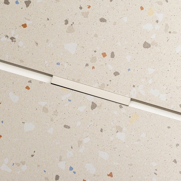 Terrazzo Fliesen mit metallischer Trennschiene in einer Fuge