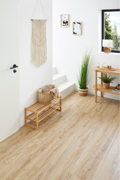 Heller Bodenbelag in Holzoptik in einem modern eingerichteten Flur mit hellen Wänden, Holzmöbeln und Dekoration.