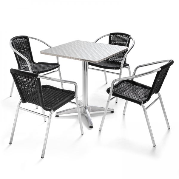 Bistrogarnitur bestehend aus einem quadratischen Tisch mit Metallplatte und vier Stühlen mit schwarzem Geflecht und Aluminiumgestell.