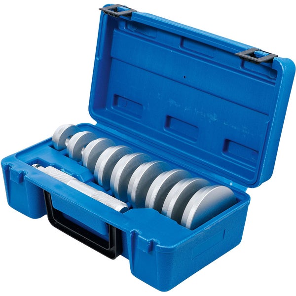 Werkzeugsatz mit Distanzscheiben und Montagehülse in einem blauen Kunststoffkoffer