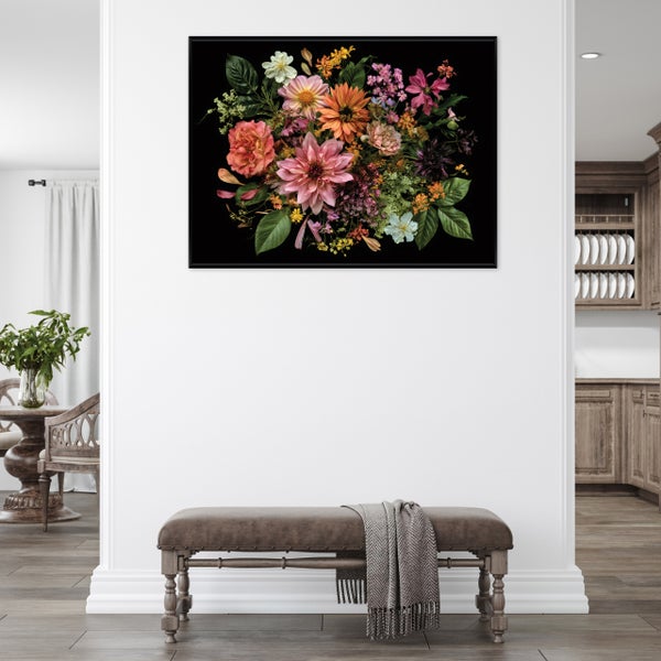 Wandbild mit Blumenmotiv in einem schwarzen Rahmen, platziert über einer Sitzbank in einem modern eingerichteten Wohnbereich.