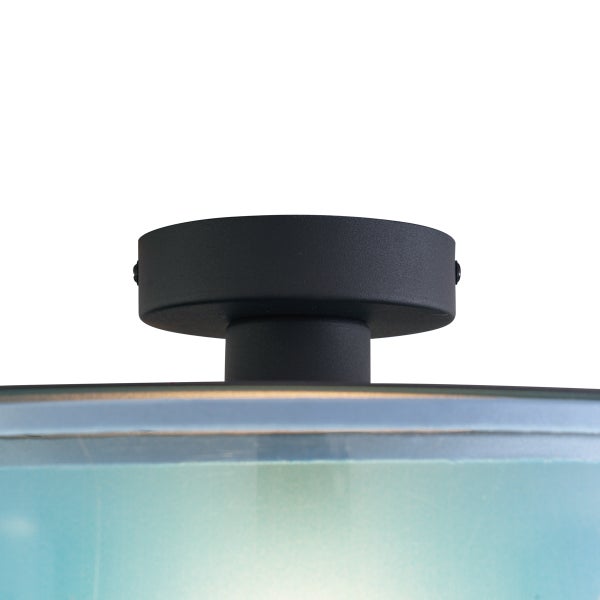 Detailaufnahme eines mattschwarzen Deckenbaldachins aus Metall für eine Leuchte mit blauem Glasschirm.